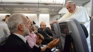 Papa Francesco ascolta la domanda di un giornalista