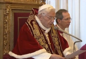Il momento in cui Benedetto XVI annuncia in latino le sue dimissioni