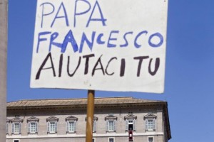 I manifestanti "No discarica Divino Amore" all'Angelus di Papa Francesco - fotografo: Benvegnù - Guaitoli - Lannutti