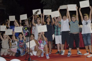 I bambini della IV A di Avezzano felici mostrano gli attestati di partecipazione al Concorso Lettera d'Amore
