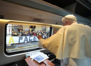Benedetto XVI scelse di andare ad Assisi con il treno. Il saluto ai pellegrini