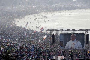 3 milioni e più di giovani ascoltano le parole di Francesco dalla spiaggia di Copacabana a Rio