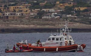 Guardia Costiera impegnata nelle ricerche dei naufraghi di Lampedusa 
