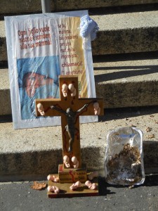 La croce con i bambini abortiti, per ricordare il loro sacrificio unito a quello di Cristo