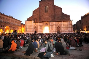 Musulmani in preghiera nella piazza del Duomo di Bologna.