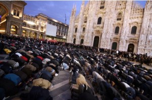 Musulmani in preghiera nella piazza del Duomo di Milano.