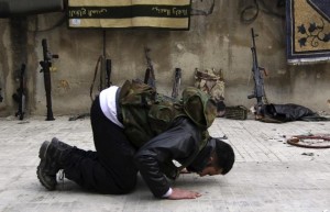 Un jihadista adottato con 2.550 dollari, in preghiera.