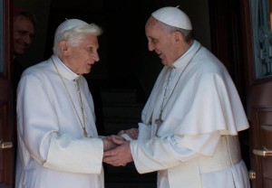 Incontro tra i due Papi nel monastero "Mater Ecclesiae". 