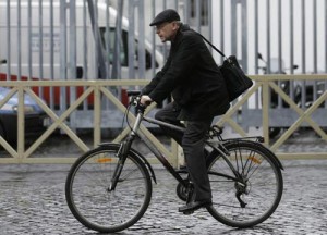 Il Cardinal Barbarin, in bici, mentre si reca alle Congregazioni Generali in Vaticano.