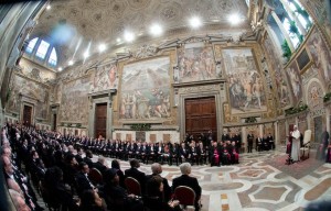 Il Corpo Diplomatico, ascolta il discorso di Papa Francesco. 