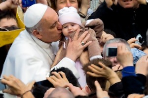 Papa Francesco, saluta una bambina. 