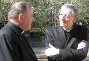 Il Patriarca Moraglia a colloquio con un sacerdote.