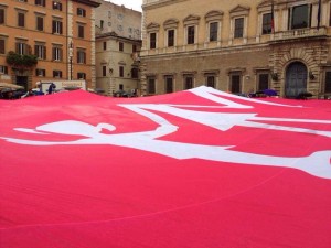 La grande bandiera della Manif Pour Tous Italia.