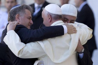 Papa Francesco al Muro del Pianto abbraccio interreligioso