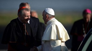il Cardinale Parolin saluta Papa Francesco all'aeroporto di Fiumicino