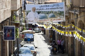 Coperta da oltre mille bandiere, vaticane e israeliane, Gerusalemme aspetta l’arrivo di Papa Francesco