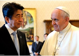 Papa Francesco con il primo ministro del Giappone Shinzo Abe