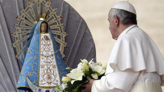 Papa Francesco prega dinanzi all'immagine della Madonna di Lujan