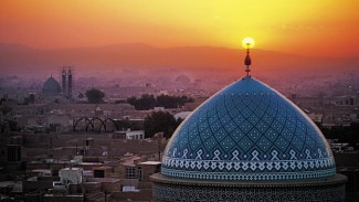 Suggestiva immagine di una moschea iraniana al tramonto del sole.