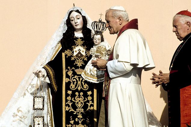 Giovanni Paolo II durante l'affidamento alla Madonna del Carmine, al santuario nazionale di Maipù, in Cile, nel 1987.