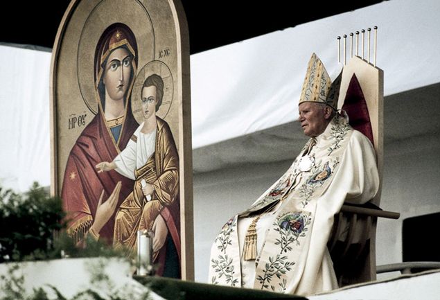 San Giovanni Paolo II a Presov, in Slovacchia, durante il viaggio apostolico del 1995