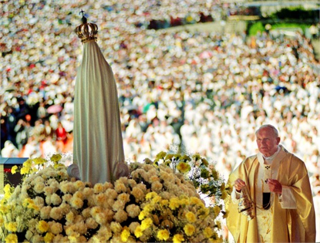 San Giovanni Paolo II in preghiera davanti alla statua della Madonna di Fatima