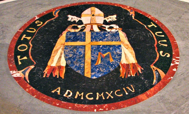  stemma di San Giovanni Paolo II, sul pavimento della cappella del battistero, nella navata sinistra della Basilica