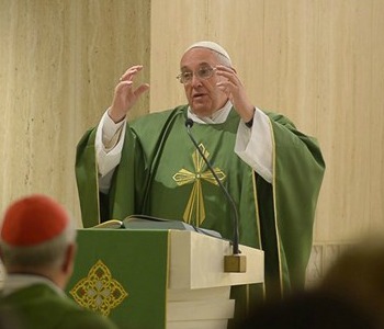Papa Francesco: l'amore, non l'attaccamento alla legge, apre le porte della speranza