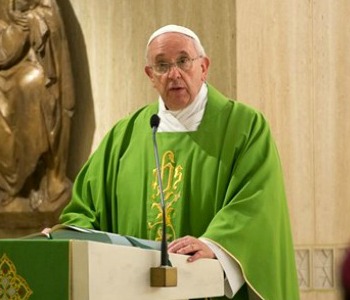 Papa Francesco durante l'omelia del mattino a Casa Santa Marta