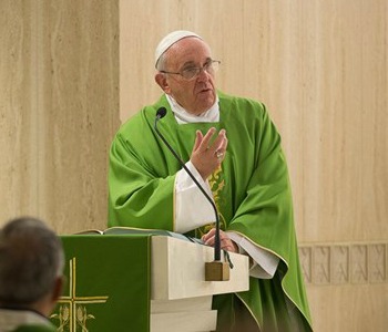 Papa Francesco in verde a Santa Marta