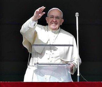 Papa Francesco all'Angelus: servono più ponti e meno muri
