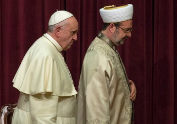 Papa Francesco: La violenza che cerca una giustificazione religiosa merita la più forte condanna
