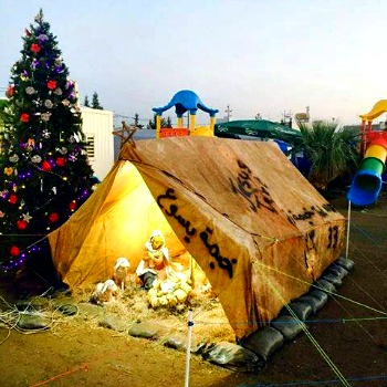 Un presepe in una tenda nel campo profughi di Mar Eliya ad Erbil, nel Kurdistan iracheno. Uno dei tanti campi che da giugno 2014 ospitano le migliaia di cristiani che sono stati scacciati dalle loro case a Mosul e nella Piana di Ninive dai miliziani dello stato islamico...