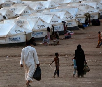 Iraq, mons. Nona tra i profughi: servono case per famiglie