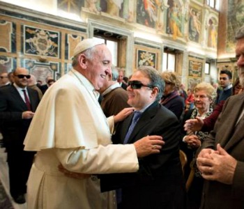 Papa Francesco ai ciechi: fare comunità nel tempo dei diritti individualisti