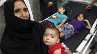 Bambini feriti ricoverati all'ospedale al Najar di Rafah, nella striscia di Gaza
