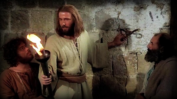 #Vangelo: La lampada viene per essere messa sul candelabro
