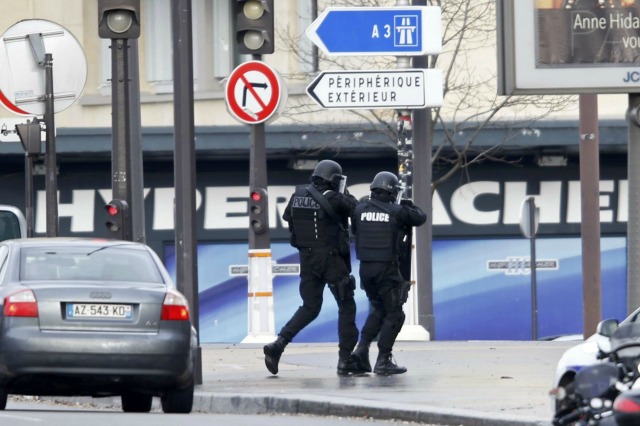Doppio blitz a Parigi e Dammartin Uccisi i tre killer, liberati gli ostaggi