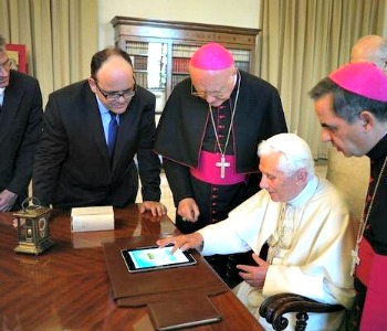 Benedetto XVI con il tablet