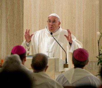 Papa Francesco celebra la Messa per le vittime della strage di Parigi