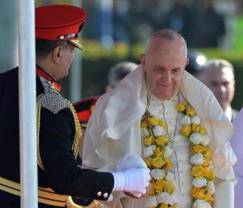 Elefanti e danze: lo Sri Lanka in festa accoglie Papa Francesco