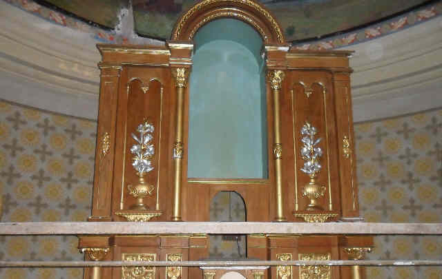 Avvicinandosi all'altare si può notare che l'immagine della statua scompare