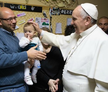 Papa Francesco: pianto di bambini a Messa, predica di Dio e della vita