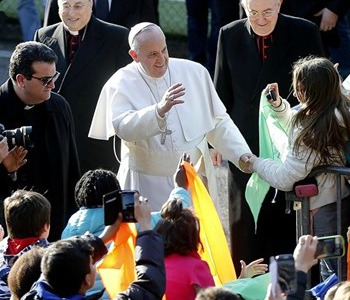 Papa Francesco dona 500 kg di viveri ai poveri di Tor Bella Monaca