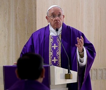 Papa Francesco: Dio ci aiuti a non essere cristiani ''sì, ma…''