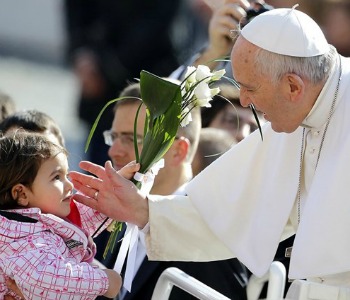 Papa Francesco: Società senza bambini è triste e grigia.