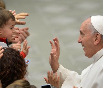 Papa Francesco: l'insegnamento è un lavoro bellissimo ma malpagato, amare studenti difficili
