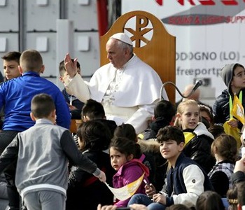 Papa a Scampia: corruzione puzza, no a sfruttamento lavoratori