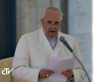 Papa Francesco: Chiesa in uscita. Il carisma non si conserva in una bottiglia di acqua distillata