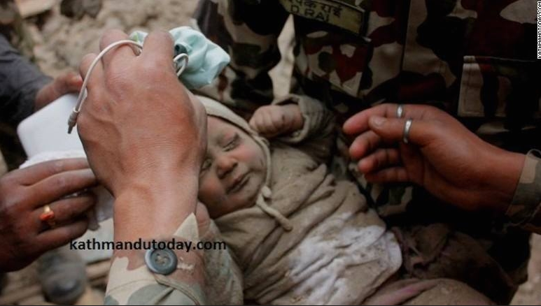 Nepal, la forza della vita. Bimbo di 4 mesi estratto vivo dopo 22 ore.
